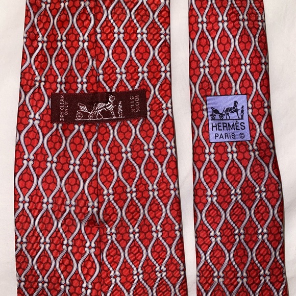 Hermes mens red 100% silk tie with silver geometric honeycomb pattern - Picture 3 of 5